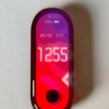 屏幕上有孔的小米Mi Band 5的圖像 用于相機