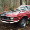 1970 年停在森林中的福特野馬 Mach 1 需要徹底修復