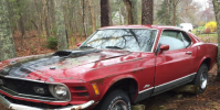 1970 年停在森林中的福特野馬 Mach 1 需要徹底修復