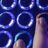 一款帶有高品質按鈕和響應式燈光的 MIDI 控制器