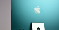 一位M1 iMac 用戶在 Apple 支持社區發帖稱他們的 iMac偏離中心