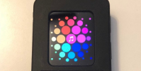Apple Watch 原型與安全保護殼并排放置