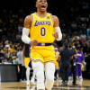 拉塞爾威斯布魯克在雷霆戰勝湖人隊的比賽中對陣大流士貝茲利