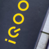 iQOOU5智能手機以18W充電在3C表面