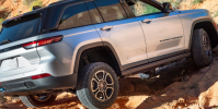 2022吉普GrandCherokee4xe是一款價格昂貴的插電式混合動力車起價近58000美元