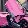 2月21日看看來自加利福尼亞的粉紅色McLaren765LTSpider