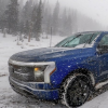 福特駕駛F150閃電穿越高溫和雪地