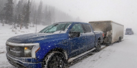 福特駕駛F150閃電穿越高溫和雪地