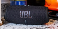 JBL的便攜式Charge5藍牙揚聲器以最優惠的價格發售