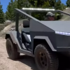 特斯拉Cyber??truck風格的越野車由一輛失事的豐田普銳斯制成
