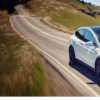 特斯拉半成品車身上令人印象深刻的藝術品在野外被發現