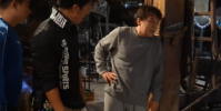 成龍為拍戲推遲膝蓋手術