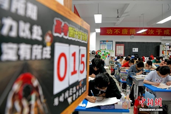 5月22日，安徽省淮南市鳳臺一中高三學生在晚自習課堂上認真復習，沖刺高考。 陳彬攝