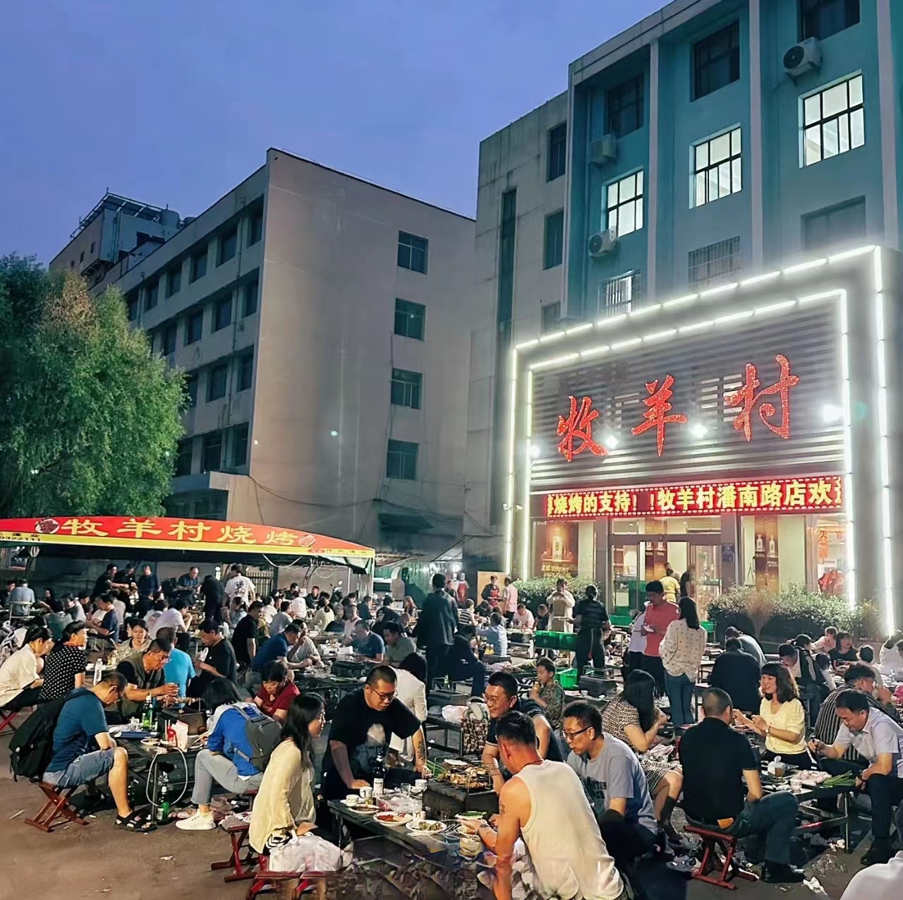 01實踐小組在燒烤店感受當地燒烤文化.jpg