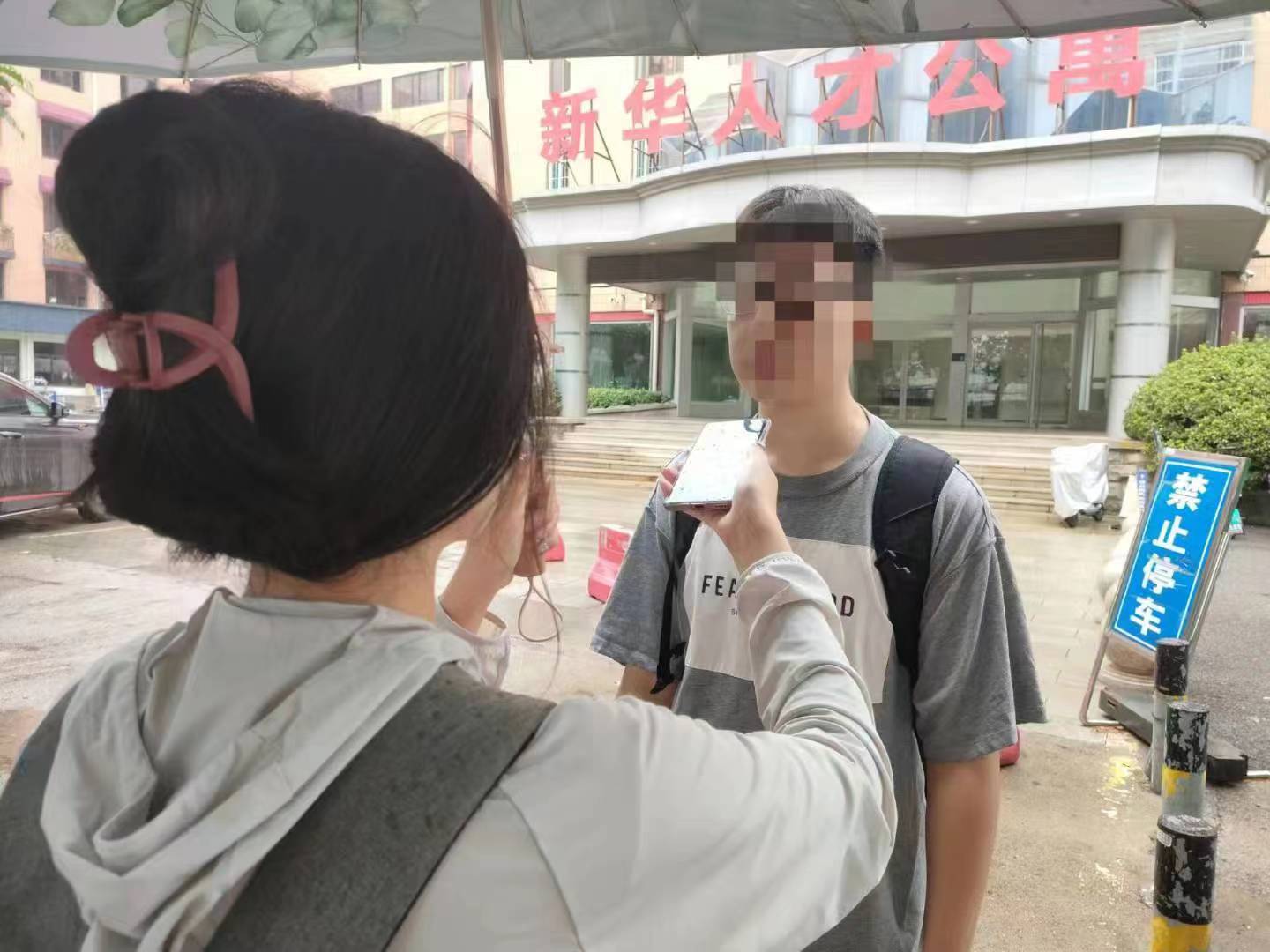 06實踐小組進行實地采訪.jpg