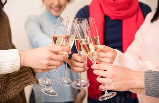 攝圖網_500759151_banner_圣誕聚會喝酒碰杯干杯（企業商用）